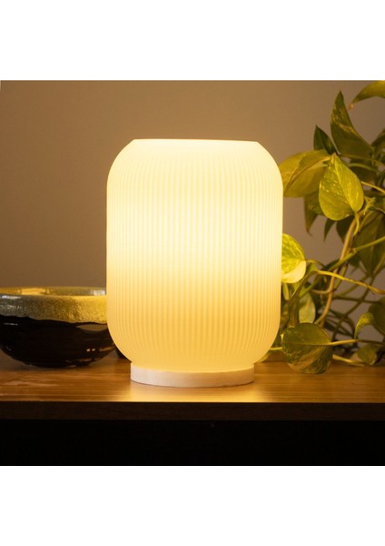 Modern Beyaz Abajur, Şık Tasarımıyla Evinize Zarafet Katıyor