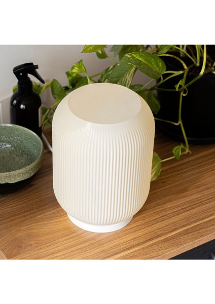 Modern Beyaz Abajur, Şık Tasarımıyla Evinize Zarafet Katıyor