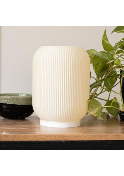 Modern Beyaz Abajur, Şık Tasarımıyla Evinize Zarafet Katıyor