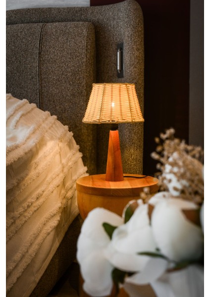 Haki Renkli Şık ve Modern Masa Lambası, Ev Dekorasyonuna Zarif Dokunuş