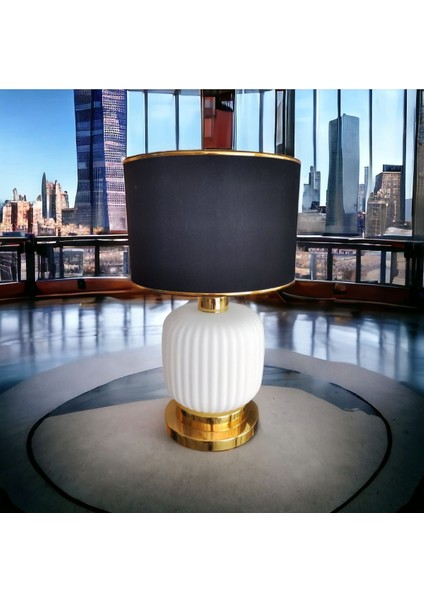 Siyah Şapkalı Abajur, Opal Cam Detaylı, Metal Ayaklı Şık Aydınlatma.