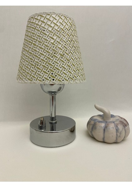 Pilli Masa ve Gece Lambası, Beyaz Desenli Krom Ayak, Şık ve Pratik Aydınlatma fırsatları