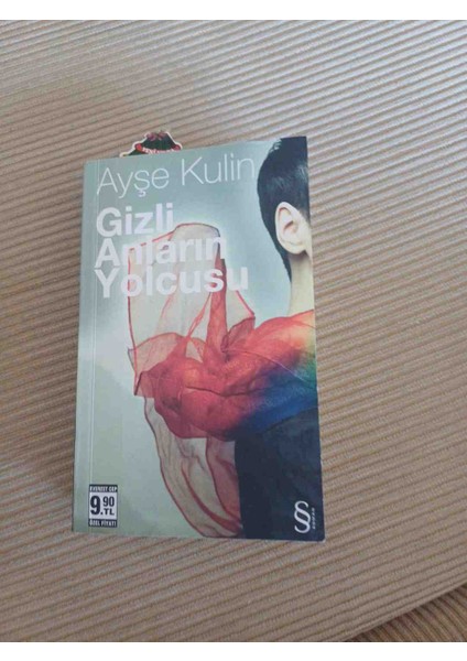 Ayşe Kulin'in "gizli Anların Yolcusu" Adlı Romanı, Gizli Anları Konu Alır. Renkli Soyut Kapak Tasarımı Bulunur. 2013 Basim 524 Sayfa 2,el Cok Temiz Kondisyonda Cep Boy