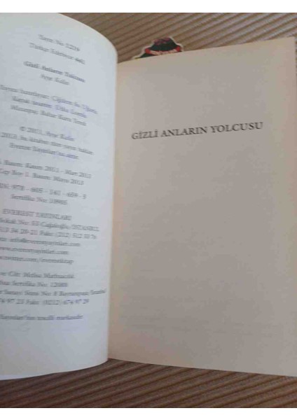Ayşe Kulin'in "gizli Anların Yolcusu" Adlı Romanı, Gizli Anları Konu Alır. Renkli Soyut Kapak Tasarımı Bulunur. 2013 Basim 524 Sayfa 2,el Cok Temiz Kondisyonda Cep Boy modelleri