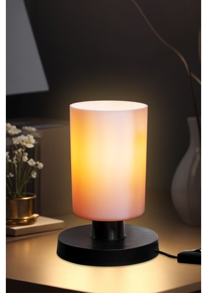 Şık Siyah Abajur ve Opal Şapka Seti, Gümüş Detaylar ile Tarzınıza Zarif Dokunuş