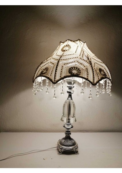 Şık Beyaz Dantel Abajur ile Evine Zarif Dokunuş