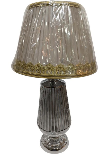 Uzun Cam Gövdeli Abajur, Altın Işlemeli, Şık ve Zarif Tasarım, Modern Dekorasyon Için Ideal