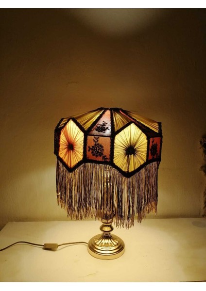 Kahverengi Şık Abajur, Evinizi Güzelleştirecek Güzel Aydınlatma Seçeneği