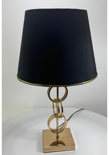 Halkalı Abajur, Şık ve Parlak Altın Tonuyla Evinizi Aydınlatır.