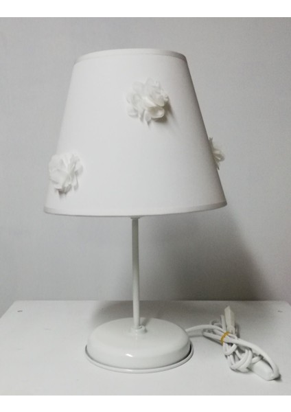 Beyaz Güllü Çocuk ve Yatak Odası Abajur ile Şıklık ve Aydınlatma Sağlar