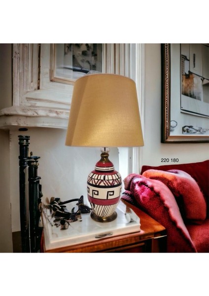 Kırmızı Mercan Abajur ve Kilim Desenleri ile Şık ve Sıcak Bir Dekorasyon Seçeneği