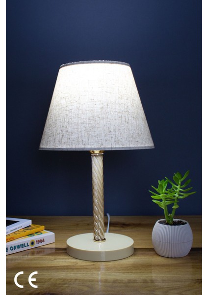 Krem Renkli Ayaklı Şık Komodin Abajur, Zarif Aydınlatma Seçeneği