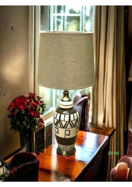 Mercan Desenli Kahverengi Abajur ve Kilim Takımı, Şık ve Sıcak Atmosfer Yaratır