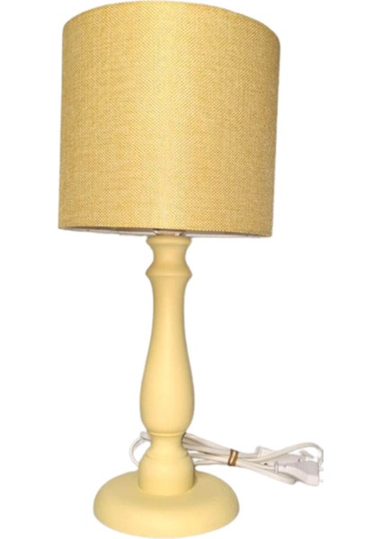 Şık Sarı Ahşap Ayaklı Dekoratif Abajur, Sıcak ve Doğal Bir Atmosfer Sağlar.