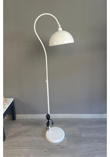 Modern Beyaz Metal Zemin Lambası, Oturma ve Çalışma Odası Dekoruna Şıklık Katar