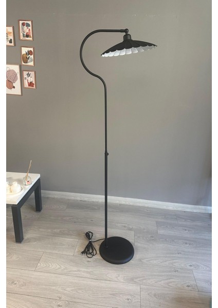 Şık Siyah Metal Lambader, Modern Oturma ve Çalışma Alanları Için Tasarım fiyatları