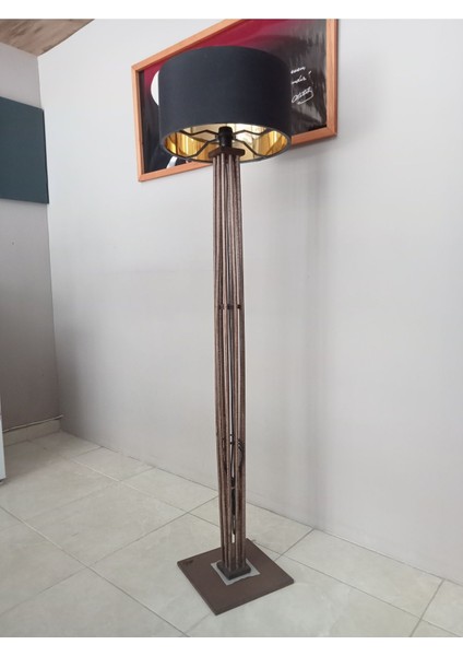 Şık Siyah Ahşap Lambader ile Ortamınıza Zarif Dokunuş