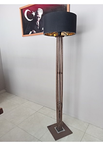 Şık Siyah Ahşap Lambader ile Ortamınıza Zarif Dokunuş