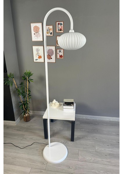 Modern Beyaz Cam Lambader, Dekoratif Metal Tasarım, Oturma ve Çalışma Alanlarına Şıklık Katıyor