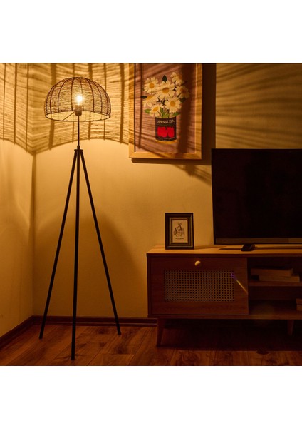 Şık Tripod Lambader, Kahverengi ve Siyah Renk Seçenekleriyle Modern Aydınlatma