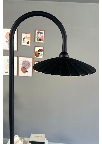 Modern Siyah Metal Lambader, Oturma ve Çalışma Alanları Için Şık Aydınlatma. fırsatları