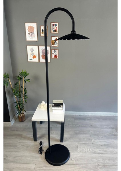 Modern Siyah Metal Lambader, Oturma ve Çalışma Alanları Için Şık Aydınlatma.