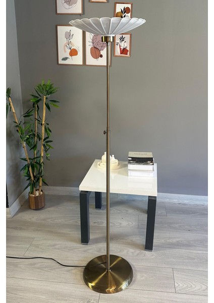 Beyaz Modern Metal Lambader, Oturma ve Çalışma Odası Için Şık Aydınlatma