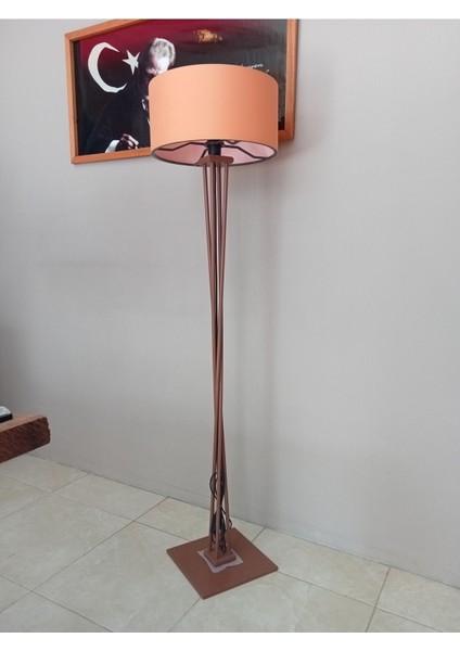 Turuncu Ahşap Lambader, Şık ve Doğal Aydınlatma Için Ideal Seçim