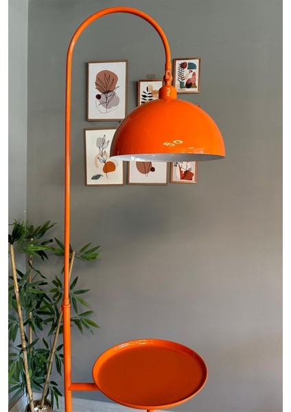 Ayarlanabilir Turuncu Metal Lambader, Hareketli ve Modern Tasarım ile Aydınlatma Sağlar