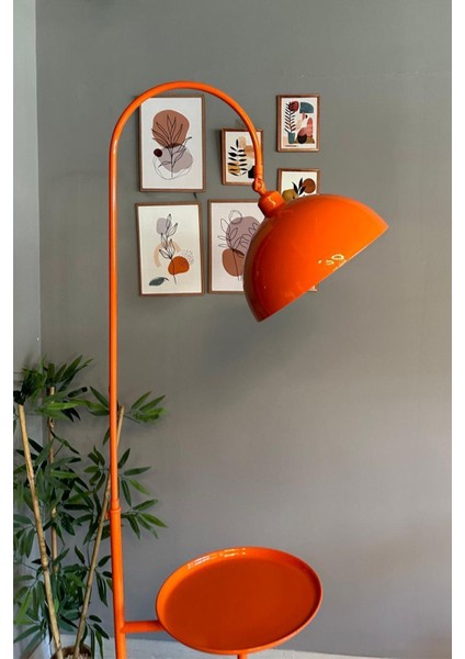 Ayarlanabilir Turuncu Metal Lambader, Hareketli ve Modern Tasarım ile Aydınlatma Sağlar