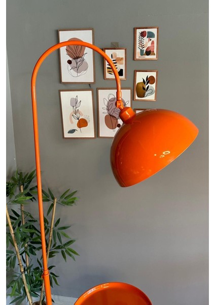 Ayarlanabilir Turuncu Metal Lambader, Hareketli ve Modern Tasarım ile Aydınlatma Sağlar