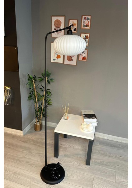 Modern Dekoratif Metal Zemin Lambası, Beyaz Cam Gövde, Şık ve Şık Tasarım