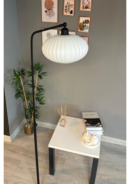 Modern Dekoratif Metal Zemin Lambası, Beyaz Cam Gövde, Şık ve Şık Tasarım modelleri