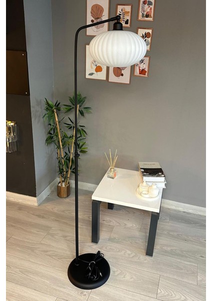 Modern Dekoratif Metal Zemin Lambası, Beyaz Cam Gövde, Şık ve Şık Tasarım indirimleri