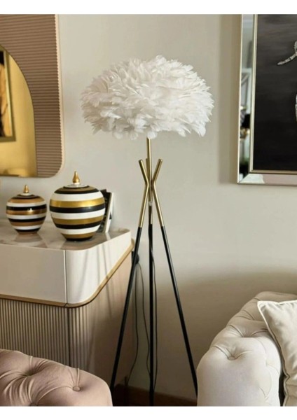Beyaz Metal Ayaklı Tüylü Tripod Lambader ile Şıklık ve Sıcaklık Katın