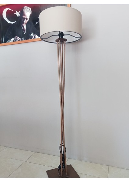 Bej Ahşap Lambader, Şık ve Doğal Aydınlatma Seçeneği