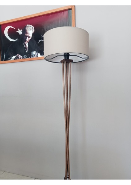 Bej Ahşap Lambader, Şık ve Doğal Aydınlatma Seçeneği