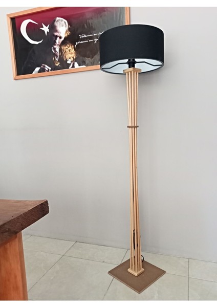 Şık Ahşap Siyah Lambader, Modern ve Zarif Aydınlatma Parçası