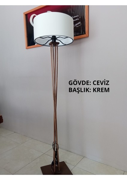 Bej Ahşap Lambader ile Sıcak ve Şık Aydınlatma Atmosferi