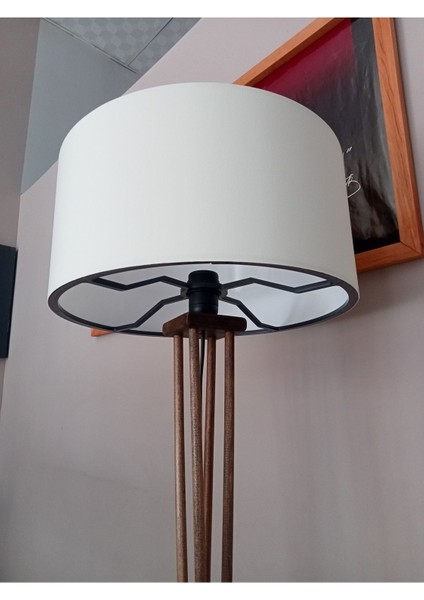 Bej Ahşap Lambader ile Sıcak ve Şık Aydınlatma Atmosferi modelleri