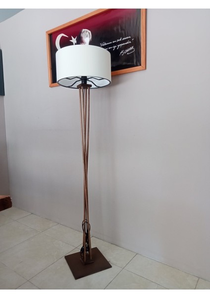 Bej Ahşap Lambader ile Sıcak ve Şık Aydınlatma Atmosferi