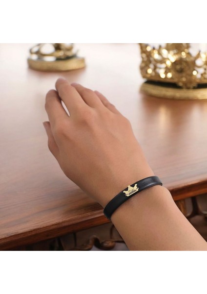 Özge İsmine Özel Siyah Derili Taç Motifli 14 Ayar Altın Plakalı Hediye Bileklik-503 İsim