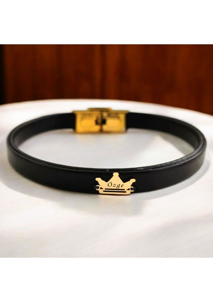 Özge İsmine Özel Siyah Derili Taç Motifli 14 Ayar Altın Plakalı Hediye Bileklik-503 İsim fiyatları