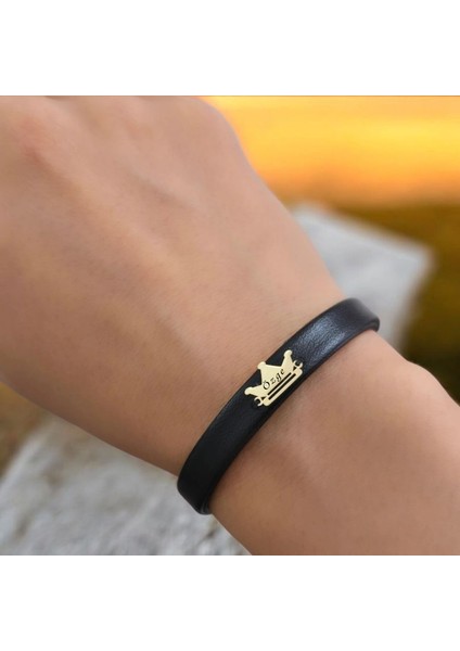 Özge İsmine Özel Siyah Derili Taç Motifli 14 Ayar Altın Plakalı Hediye Bileklik-503 İsim fırsatları