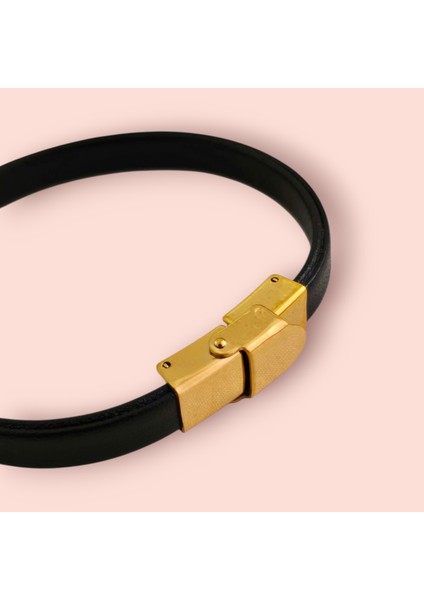 Özge İsmine Özel Siyah Derili Taç Motifli 14 Ayar Altın Plakalı Hediye Bileklik-503 İsim indirimleri