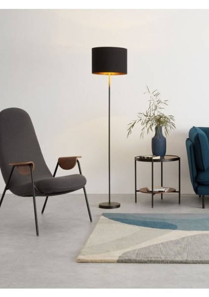 Şık Siyah Metal Lambader ile Evine Modern Dokunuş Kat