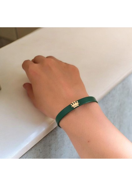 Buse İsmine Özel 14 Ayar Altın Plakalı Doğal Koyu Yeşil Derili Taç Motifli Hediye Bileklik-504 İsim fırsatları