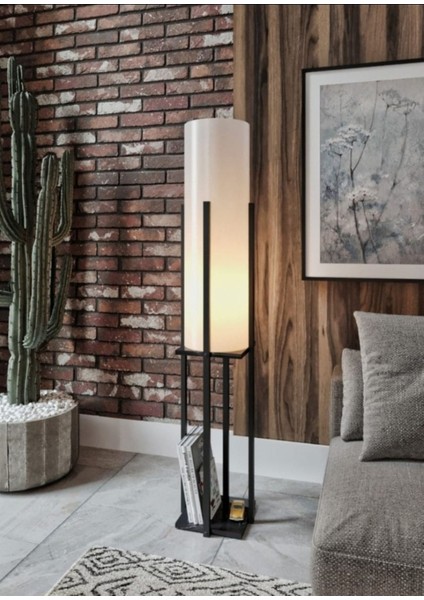 Siyah Raflı Şık Masa Lambası, Modern ve Şık Tasarım.