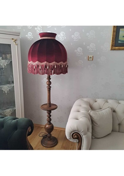 Turuncu Şapka ve Ahşap Ayaklı Dekoratif Ürün, Şık ve Doğal Tasarım.