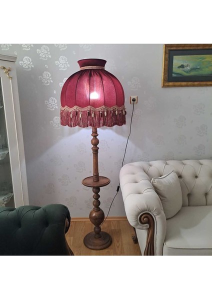 Turuncu Şapka ve Ahşap Ayaklı Dekoratif Ürün, Şık ve Doğal Tasarım. fiyatları